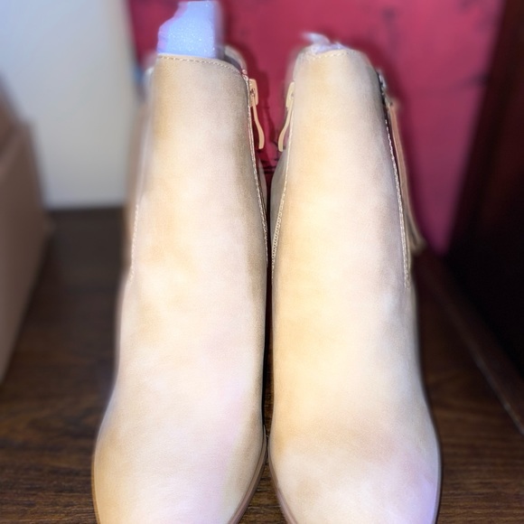 Journee Bootie - Picture 4 of 8